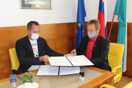 PODPIS POGODBE ZA GRADNJO ŠPORTNE DVORANE BOVEC 4